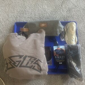 Eagles 2023 VIP Exclusive Toiletries Bag With Merch And Tour Mens L Sweatshirt